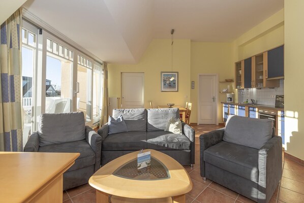 TV, DVD player, books, stereo