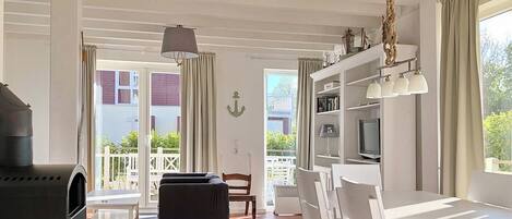 TV, fireplace, DVD player, books