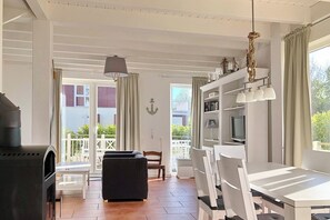 Fernseher, Kamin, DVD-Player, Bücher