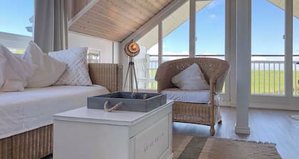 Top Ferienhaus am Deich, Terrasse, Balkon mit Meerblick, Sauna, Hot-tub & Kamin!