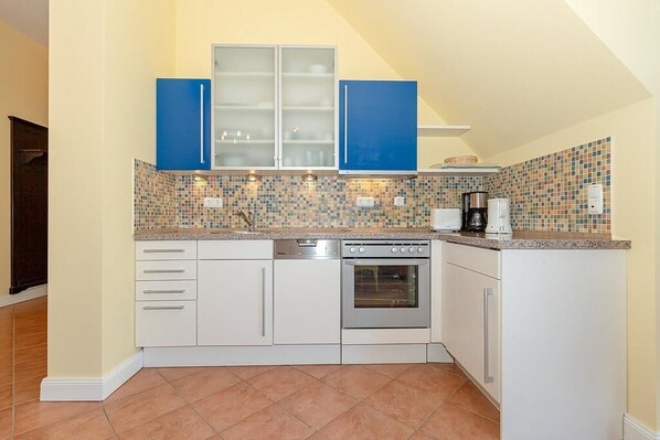 Fridge, oven, stovetop, dishwasher
