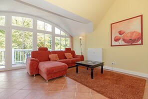 TV, DVD player, books, stereo - Tolle Dachgeschosswohnung mit Balkon zur Ostsee - Saunabereich im Haus Inklusiv! (Ostseebad Kühlungsborn)