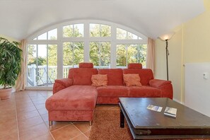 Télévision, lecteur de DVD, livres, chaîne hi-fi