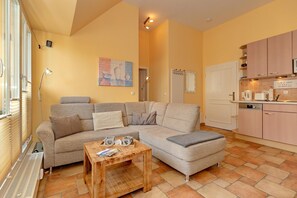 Een televisie, een dvd-speler, boeken en een stereo