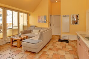 Télévision, lecteur de DVD, livres, chaîne hi-fi