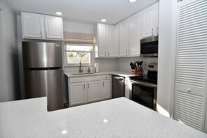 Geladeira, micro-ondas, fogão, cooktop