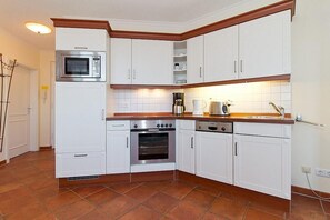 Fridge, microwave, oven, stovetop - Hübsche Ferienwohnung Direkt an der Ostsee mit Balkon und Blick bis zum Meer! (Ostseebad Kühlungsborn)