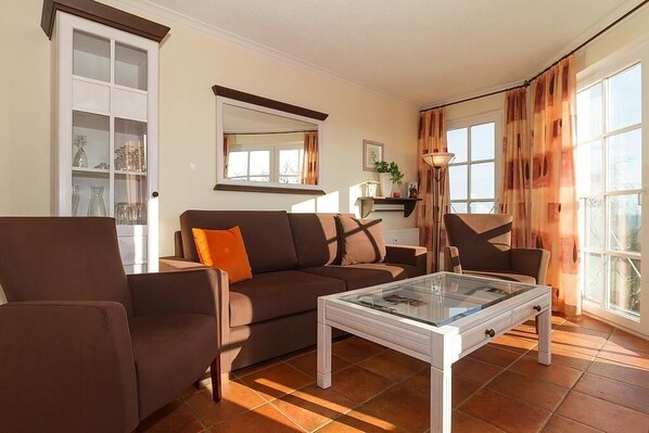 TV, books, stereo - Hübsche Ferienwohnung Direkt an der Ostsee mit Balkon und Blick bis zum Meer! (Ostseebad Kühlungsborn)