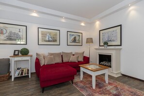 TV, books, stereo - Tolle Wohnung im Landhausstil an der Ostsee mit Balkon - Saunabereich im Haus! (Ostseebad Kühlungsborn)