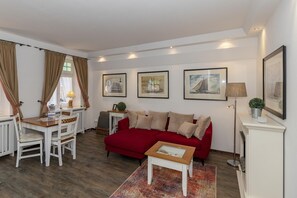 TV, books, stereo - Tolle Wohnung im Landhausstil an der Ostsee mit Balkon - Saunabereich im Haus! (Ostseebad Kühlungsborn)