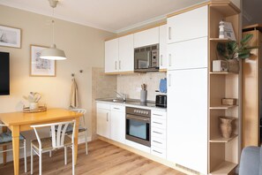 Küchenzeile mit Essbereich im kbat318, Apartmenthaus Atlantik 318 in Kühlungsborn