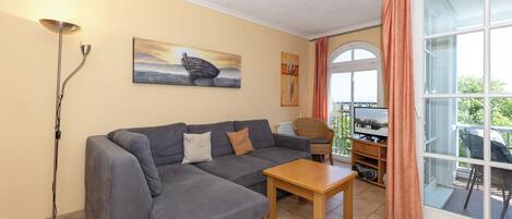 TV, livros, aparelho de som