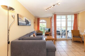 Fernseher, Bücher, Stereoanlage
