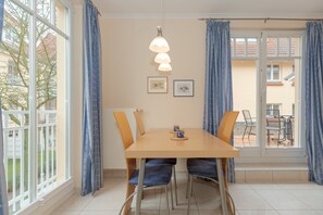 Dining - Tolle Ferienwohnung an der Ostsee mit Dachterrasse - Saunabereich & Pool im Haus (Ostseebad Kühlungsborn)