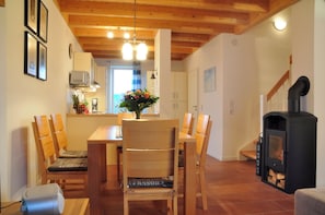 Dining - Great vacation home on the dyke with terrace, balcony with sea view, sauna & wood-burning stove (Nordseeheilbad Schillig)