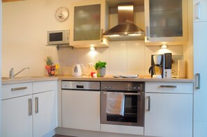 ثلاجة، ميكروويف، فرن، موقد طهي مسطح