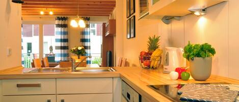 Réfrigérateur, four à micro-ondes, un four, surface de cuisson