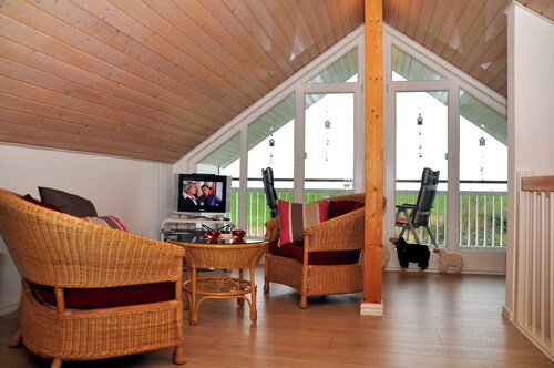 Tolles Ferienhaus am Deich mit Terrasse, Balkon mit Meerblick, Sauna & Kaminofen