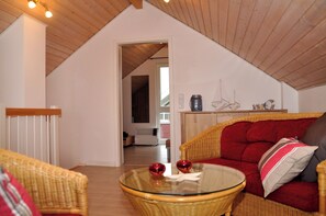 TV, fireplace, DVD player, books - Great vacation home on the dyke with terrace, balcony with sea view, sauna & wood-burning stove (Nordseeheilbad Schillig)