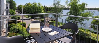 3-zimmer Ferienwohnung in Bester Strandlage mit Zwei Balkonen und Blick zum See