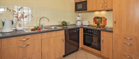 Frigorifero, microonde, forno, piano cottura