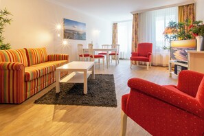 TV, stereo - Ferienwohnung mit Sonnigem Balkon und Blick auf den Schloonsee in Strandlage (Bansin)