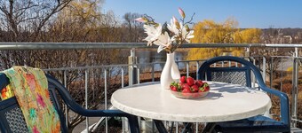 Ferienwohnung mit Sonnigem Balkon und Blick auf den Schloonsee in Strandlage