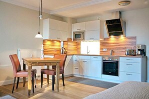 Een koelkast, een magnetron, een oven, een kookplaat