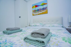 2 soveværelser, pengeskab på værelset, strygejern/strygebræt