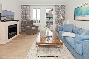 Tv, pejs, dvd-afspiller, bøger