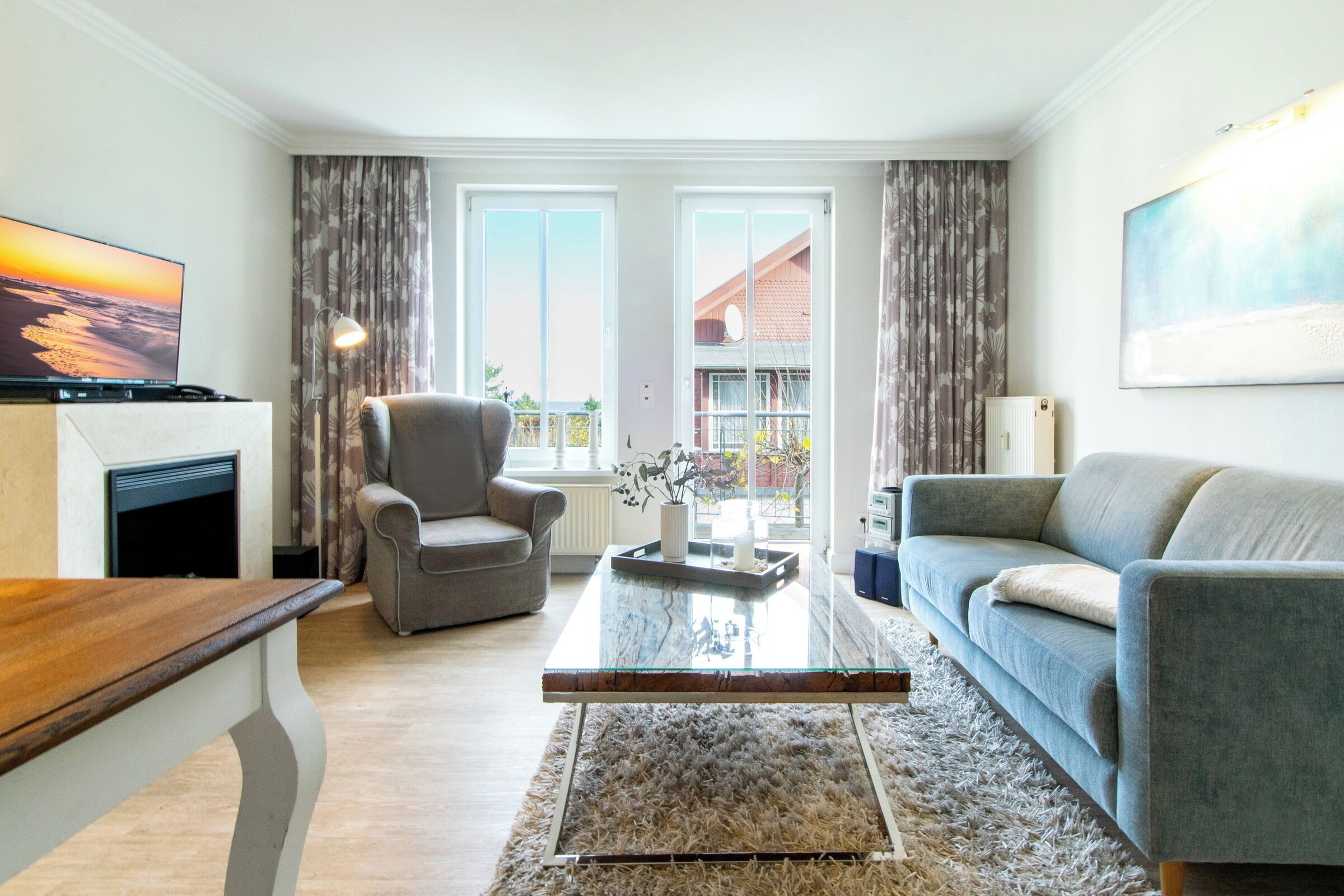 Fernseher, Kamin, DVD-Player, Bücher