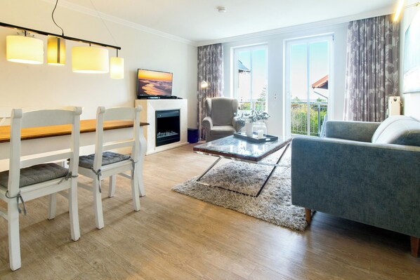 Tv, pejs, dvd-afspiller, bøger