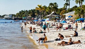 Beach nearby, sun loungers, beach towels