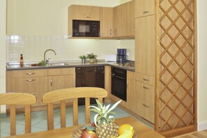 Fridge, microwave, oven, stovetop - Dachgeschosswohnung mit Sonnigem Balkon und Tollem Blick auf den Schloonsee (Bansin)