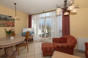 Télévision, lecteur de DVD, livres, chaîne hi-fi