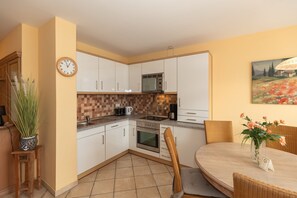 Geladeira, micro-ondas, fogão, cooktop