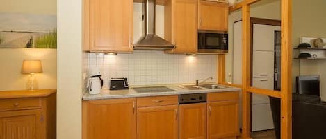 Kühlschrank, Mikrowelle, Herdplatte, Geschirrspüler