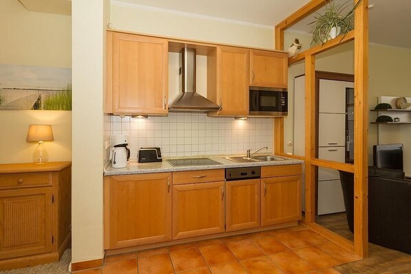 Kühlschrank, Mikrowelle, Herdplatte, Geschirrspüler