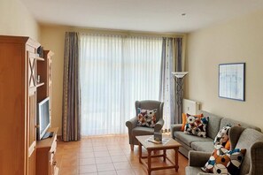 Fernseher, DVD-Player, Stereoanlage