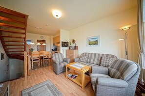 TV, lettore DVD, libri, impianto stereo