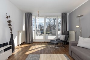 Télévision, lecteur de DVD, livres, chaîne hi-fi