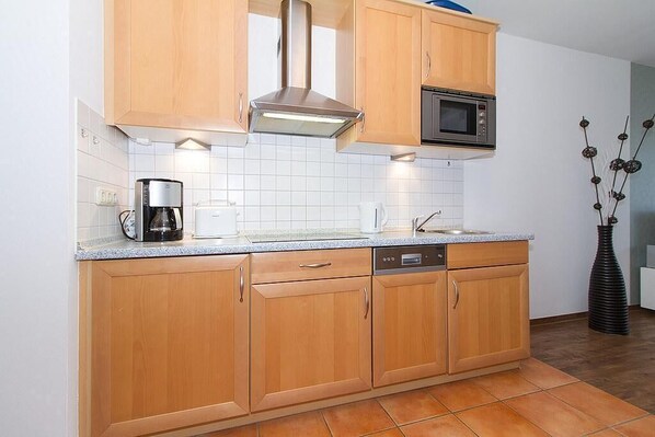 Køleskab, mikrobølgeovn, kogeplade, opvaskemaskine