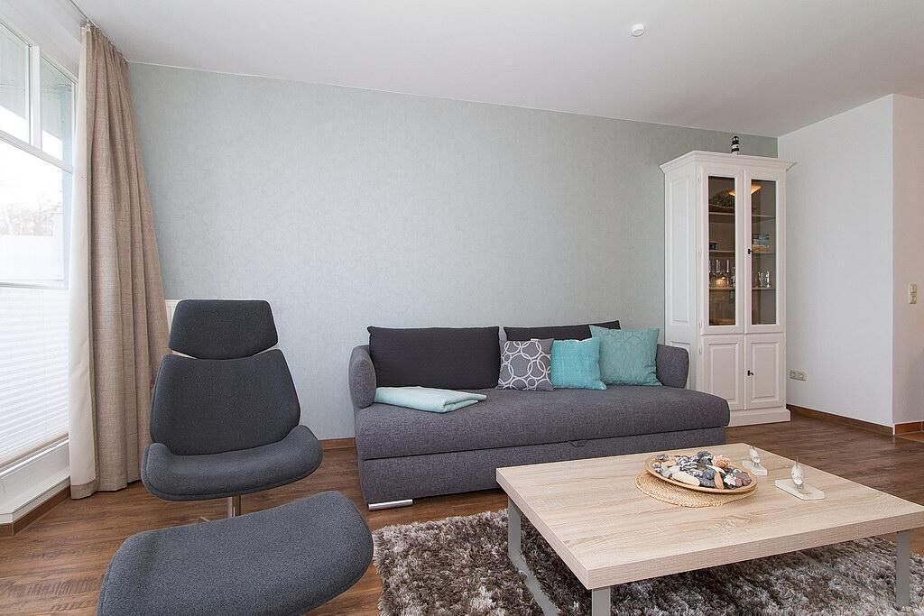 TV, DVD player, books, stereo