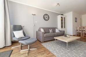 Télévision, lecteur de DVD, livres, chaîne hi-fi