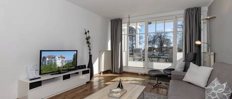 TV, DVD player, books, stereo