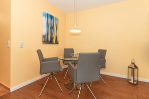 Dining - Ferienwohnung mit Tollem Balkon und Blick bis zum Meer in Direkter Strandlage (Ostseebad Kühlungsborn)