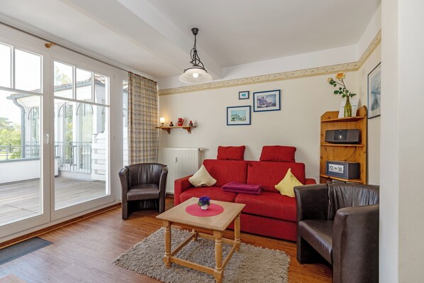 Fernseher, DVD-Player, Bücher, Stereoanlage