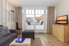 Fernseher, DVD-Player, Bücher, Stereoanlage