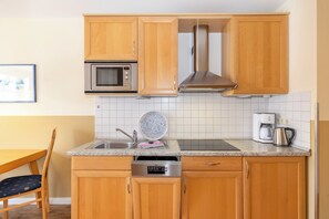 Kühlschrank, Mikrowelle, Herdplatte, Geschirrspüler