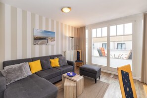 Fernseher, DVD-Player, Bücher, Stereoanlage